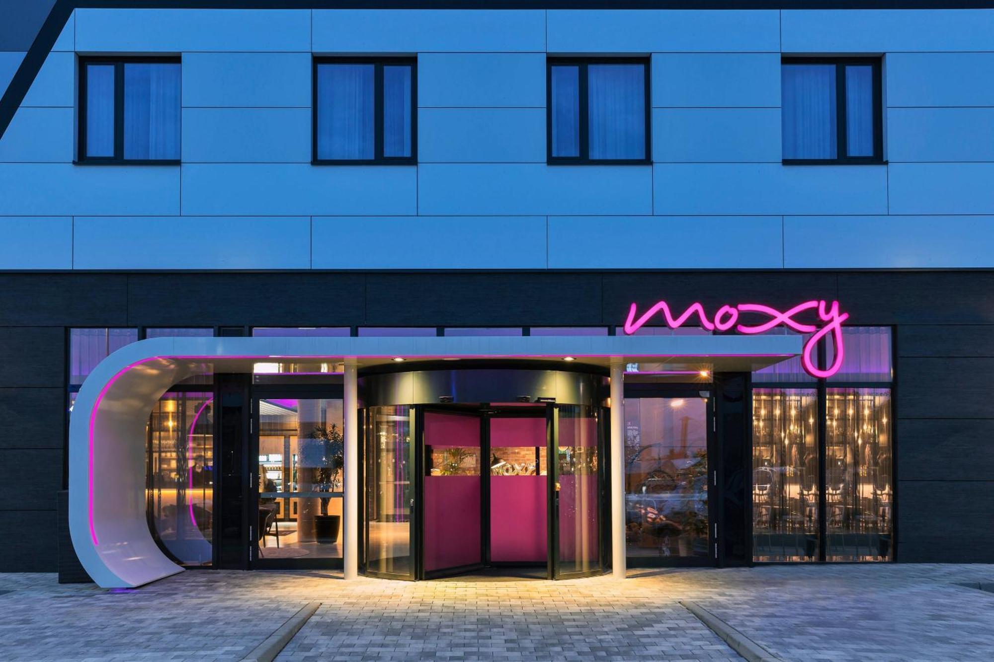 Moxy Frankfurt Airport Kelsterbach Hotel Bagian luar foto