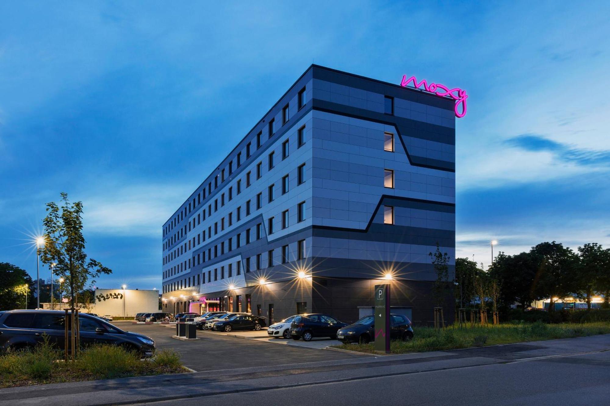 Moxy Frankfurt Airport Kelsterbach Hotel Bagian luar foto