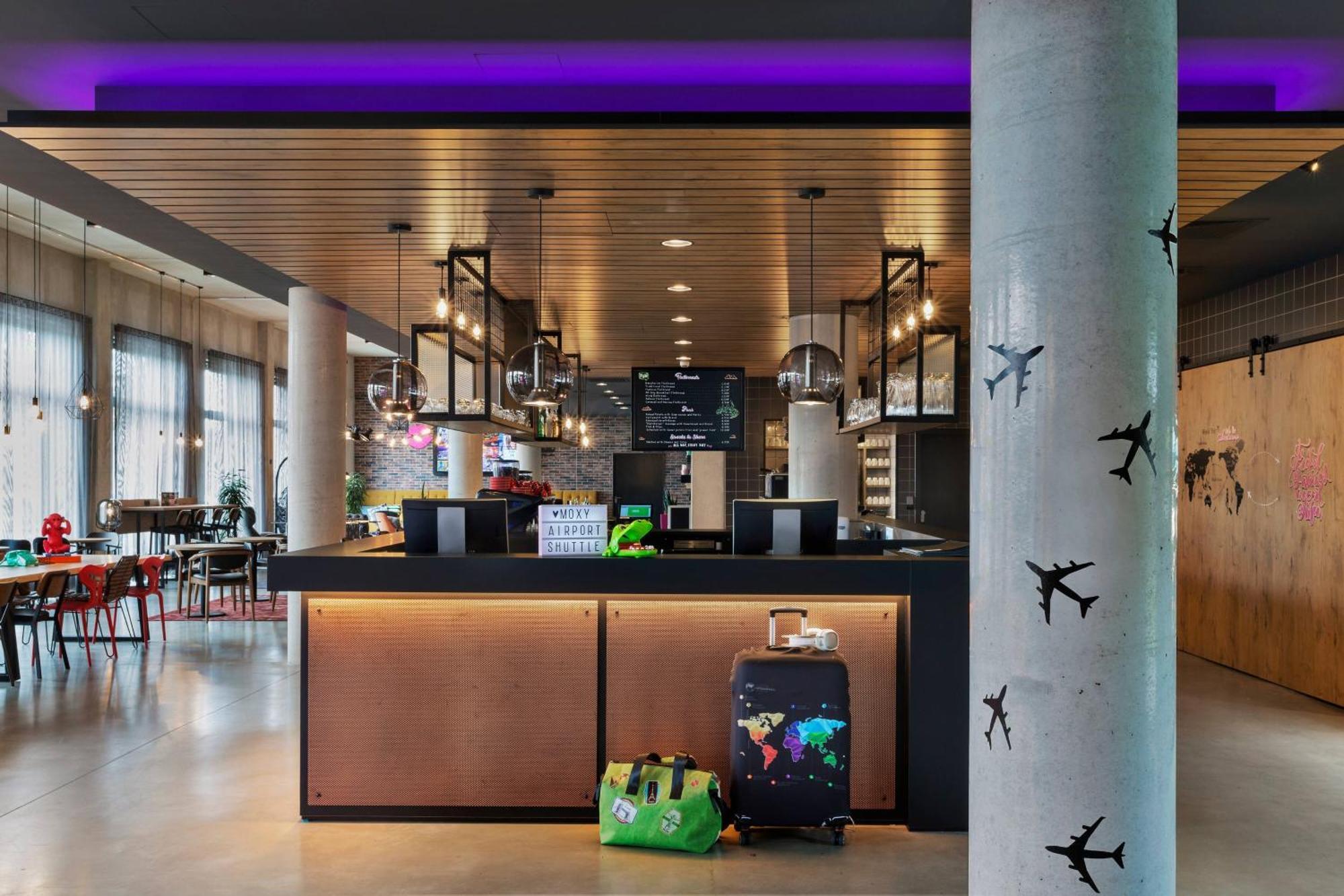 Moxy Frankfurt Airport Kelsterbach Hotel Bagian luar foto